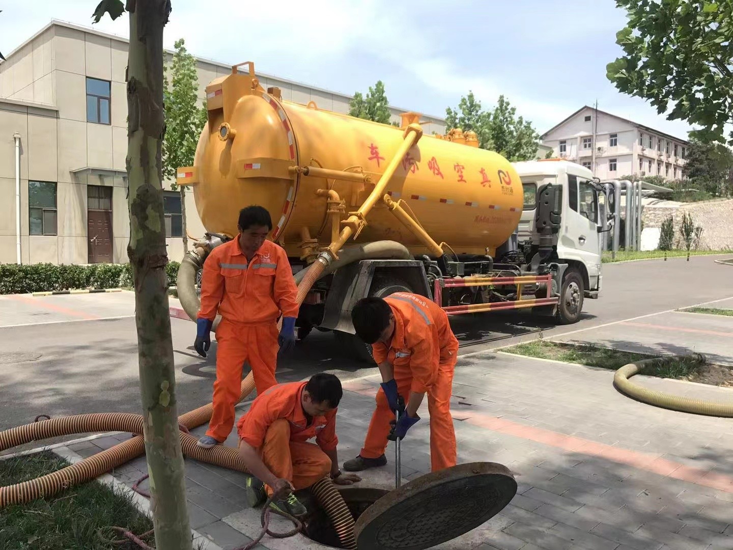 潼关管道疏通车停在窨井附近