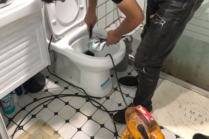 潼关马桶堵塞自己疏通还是找师傅?专业上门服务让你省时更省心